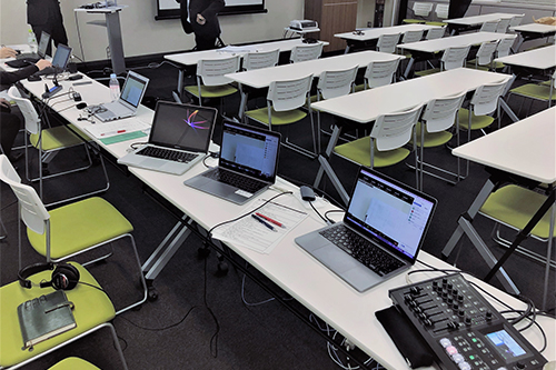 社員向け決起会議のハイブリッド配信　写真